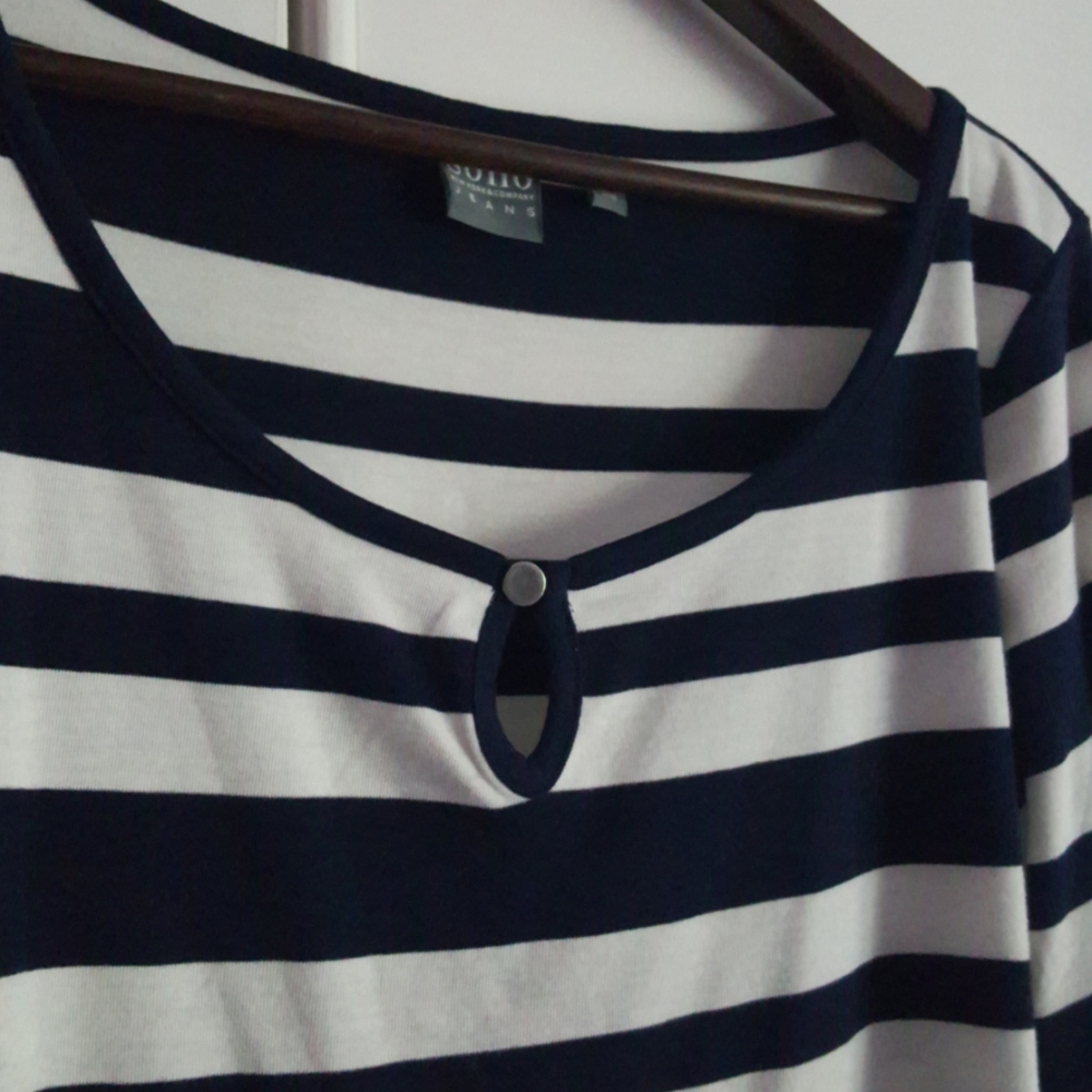 New York & Co., Black / White Key Hole Top - Picture 4 of 6